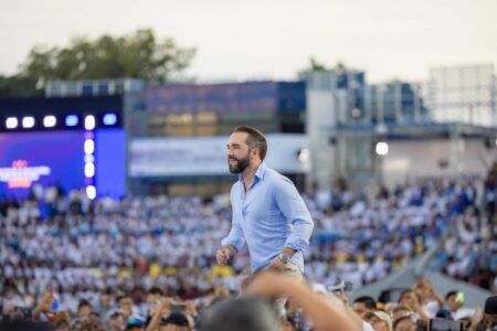 Bukele anuncia 50,000 becas para educación en El Salvador Bukele anuncia 50,000 becas para educación en El Salvador