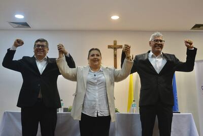 Candidatos de Ciudad del Este presentan planes ante estudiantes y obispo Candidatos de Ciudad del Este presentan planes ante estudiantes y obispo