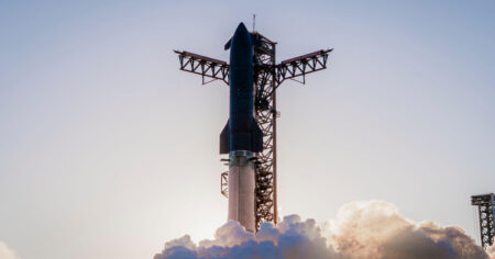 SpaceX lanza Starship en su primer vuelo orbital histórico