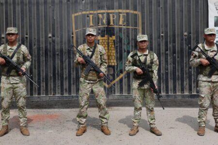 Fujimori despliega militares en cárceles para frenar crimen organizado Fujimori despliega militares en cárceles para frenar crimen organizado
