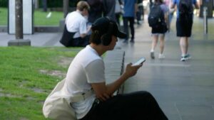Australia propone multas a redes sociales por no proteger a menores Australia propone multas a redes sociales por no proteger a menores