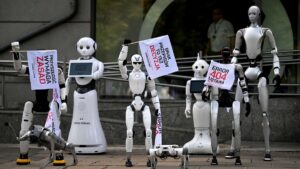 Robots marchan en Varsovia para pedir regulación de la IA Robots marchan en Varsovia para pedir regulación de la IA