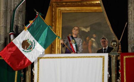 Sheinbaum da su primer Grito, destaca papel de las mujeres Sheinbaum da su primer Grito, destaca papel de las mujeres