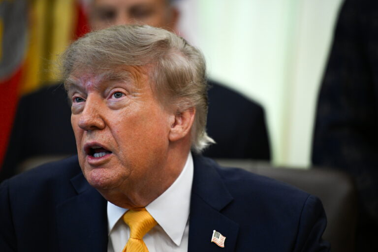 Trump critica comercio con México pero destaca trato con Sheinbaum Trump critica comercio con México pero destaca trato con Sheinbaum