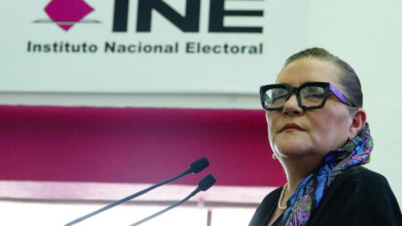 PRI y PAN piden investigar contratos tras renuncia en el INE