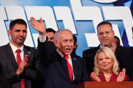Netanyahu gana en votos, pero la oposición lidera en escaños