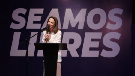 María Corina Machado vuelve a Venezuela y plantea transición 2027