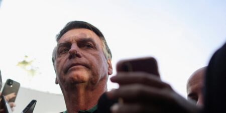 Bolsonaro permanece hospitalizado tras cirugía y tratamiento de hipo Bolsonaro permanece hospitalizado tras cirugía y tratamiento de hipo