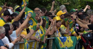 Lula y Flávio Bolsonaro cierran campañas en polarizada Brasil Lula y Flávio Bolsonaro cierran campañas en polarizada Brasil
