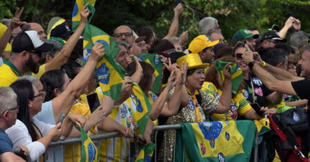 Lula y Flávio Bolsonaro cierran campañas en polarizada Brasil