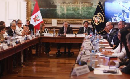 Senado de Perú retrasa debate sobre facultades legislativas contra crimen