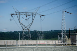 Colombia reanuda envío de energía a Ecuador pese a déficit propio