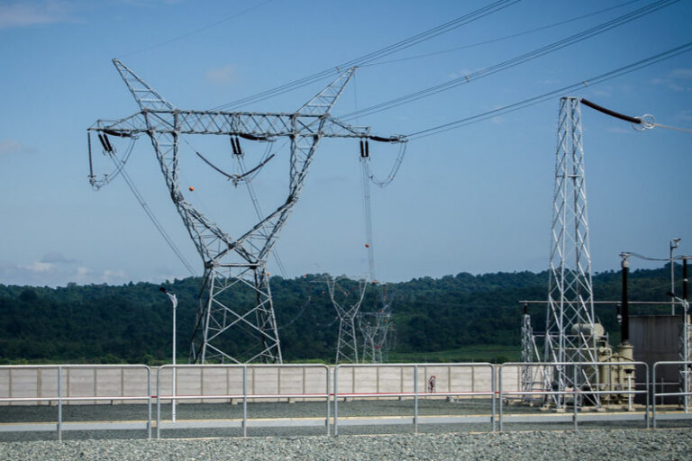 Colombia reanuda envío de energía a Ecuador pese a déficit propio Colombia reanuda envío de energía a Ecuador pese a déficit propio